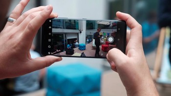 Dari segi bentuk, XZ3 menggunakan desain yang mirip dengan XZ2 dengan sisi sisi melengkung. Foto: PC Advisor