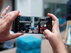 Melihat Ponsel Flagship Xperia XZ3 dari Dekat