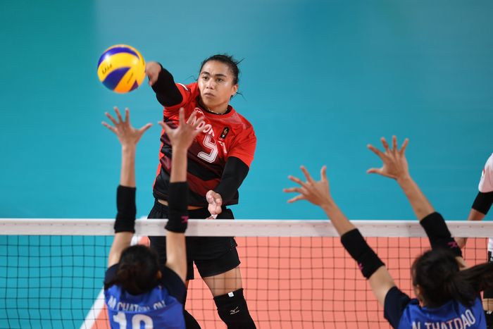 Asian Games 2018, Aprilia Manganang Pebola voli Indonesia Aprilia Manganang melepaskan smash dalam pertandingan babak penyisihan grup A bola voli putri Asian Games 2018 melawan Thailand di Tennis Indoor Senayan, Jakarta, Senin (27/8). Indonesia kalah 1-3. ANTARA FOTO/INASGOC/Nugroho Sejati/mos/18