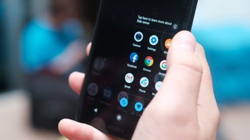 Baterainya sedikit lebih besar, 3330 mAh, naik dari 3180 mAh, dan akan dikapalkan dengan Android 9.0 Pie. Foto: PC Advisor