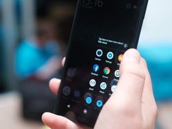 Melihat Ponsel Flagship Xperia XZ3 dari Dekat