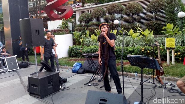 Anies sempat berinteraksi dengan warga dan menonton pertunjukan musik