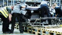Lebih dari 1 juta balok plastik Lego disusun dalam waktu 13.000 jam. Tak cuma jadi pajangan, mobil Lego Bugatti ini juga bisa dikendarai di trek Wolfsburg, Jerman, lintasan yang sama ketika Bugatti Chiron asli dites. Foto: Istimewa
