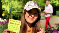 Di Belanda Wewey datang ke taman bunga tulip Keukenhof. Tidak lupa dia menulis pesan cinta untuk kekasihnya yang juga pesilat Denny Aprisani (w2y_wita/Instagram)