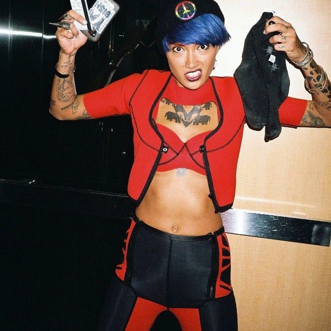 Fahrani juga termasuk model yang berani mengeksplorasi gaya rambutnya. Berbagai gaya dan warna rambut pernah dicobanya. Salah satunya rambut berwarna biru ini.Foto: Instagram @favelamunk