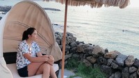 Saat sedang libur latihan, begini gaya gadis bertinggi badan 192 cm ini bersantai di Jeju Island, destinasi liburan paling populer di Korsel. (Instagram/@kimyk10)
