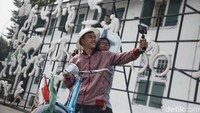 Ornamen-ornamen tersebut dimanfaatkan pengunjung untuk berfoto.