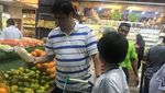 Momen Ketum Golkar, Airlangga Hartarto Ketika Makan dan Masak Bersama Keluarga