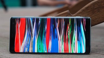 Layarnya 6 inch bertipe OLED dengan resolusi lebih tinggi, yaitu 2880 x 1440 pixel berbanding layar XZ2 yang layarnya 5,7 inch LCD dengan resolusi 2160 x 1080 pixel. Layar OLED ini menampilkan tampilan obyek lebih cemerlang dari LCD biasa yang dipakai di XZ2. Foto: PC Advisor