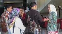 Airin keluar gedung KPK.