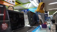 Ketika ditanya apakah setiap dolar mengalami kenaikan harga laptop di Mangga dua juga ikut naik, Suci salah seorang pedagang menjelaskan dampaknya tidak secara langsung. Ia menjelaskan kenaikan tersebut sudah ditentukan oleh suplier pemasok di Mangga Dua.