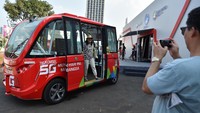 Bus listrik nirsopir ini pun menarik perhatian para pengunjung GBK. Sejumlah masyarakat tak ingin melewatkan berfoto di dalam bus listrik nirsopir tersebut. Antara Foto/Widodo S Jusuf.