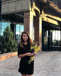 Mari berkenalan dengan Adelina Akhmetova, atlet berusia 19 tahun dari Kazakhstan. Di Asian Games 2018, Adelina berlaga di cabang lompat gawang. (Instagram/@adelinaakhmetova) Mari berkenalan dengan Adelina Akhmetova, atlet berusia 19 tahun dari Kazakhstan. Di Asian Games 2018, Adelina berlaga di cabang lompat gawang. (Instagram/@adelinaakhmetova)