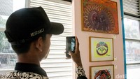 Lukisan yang unik dan bernilai seni tinggi ini menjadi daya tarik bagi para pengunjung dan pengguna Transjakarta untuk mengabadikan keindahan lukisan tersebut.