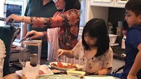 Tidak perlu jalan-jalan, atau berlibur ke luar negeri. Airlangga lebih senang menghabiskan waktu liburnya di rumah, memasak bersama istri dan anak-anaknya. Foto: Instagram @airlanggahartarto4.0