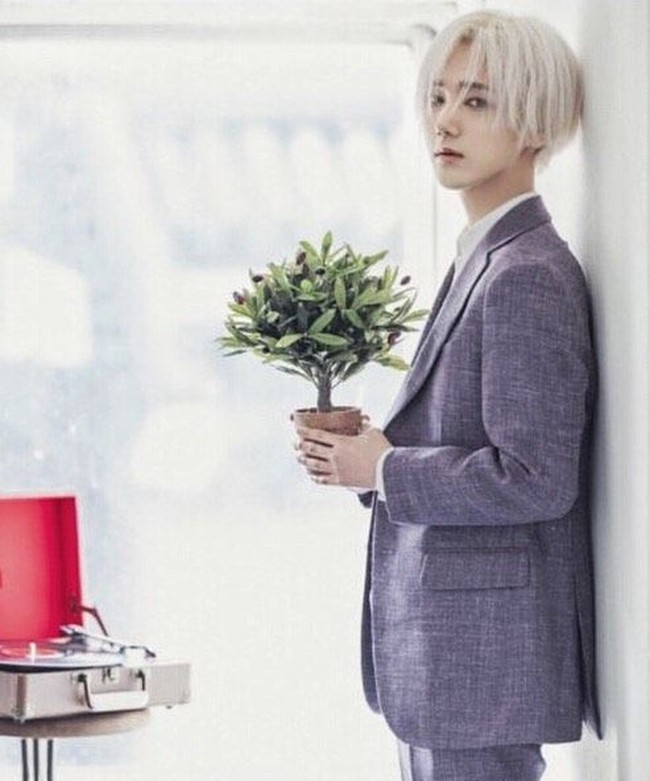 Yesung tampil berbeda dengan rambut berpotongan bob yang dicat pirang platinum. Foto: Instagram