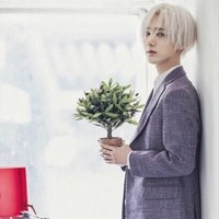 Yesung tampil berbeda dengan rambut berpotongan bob yang dicat pirang platinum. Foto: Instagram