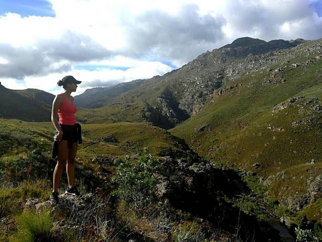 Selain berolahraga di pusat kebugaran, Tamaryn juga menyukaibepergian ke alam seperti gunung dan pantai. (Foto: Instagram)