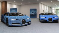 Tuh bandingkan antara mobil Lego (kiri) dan aslinya, mirip kan? Foto: Istimewa