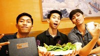 Tak hanya menyukai sajian khas Jepang, atlet yang pernah mengikuti 19 pertandingan dan meraih kemenangan sebanyak 11 kali itu juga menyukai sajian khas Korea. Apa yang sedang ia dan dua orang temannya lahap kala itu, ya? Foto: Instagram argyaroring