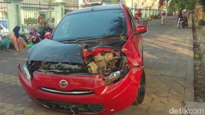 KA Batara Kresna Tabrakan dengan Mobil di Solo
