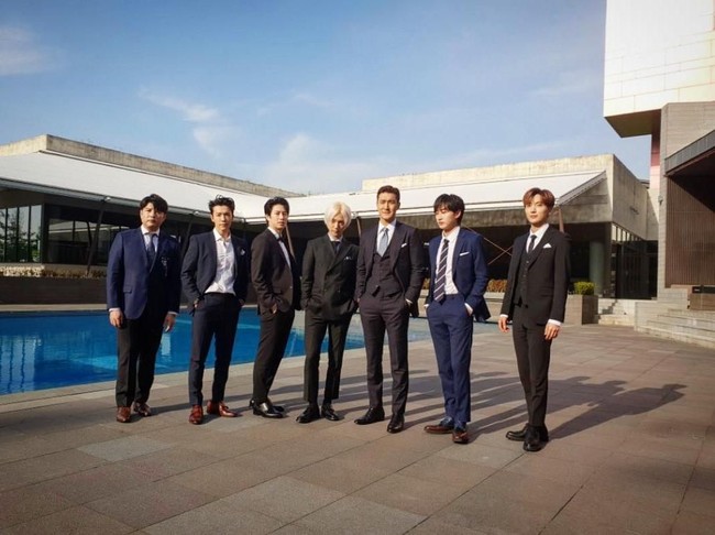 Gaya para personel Super Junior saat ini terlihat lebih dewasa, namun tidak meninggalkan sisi nyentrik mereka. Ini Donghae, Ryeowook, Siwon dan Eunhyuk berbusana kasual. Foto: Instagram
