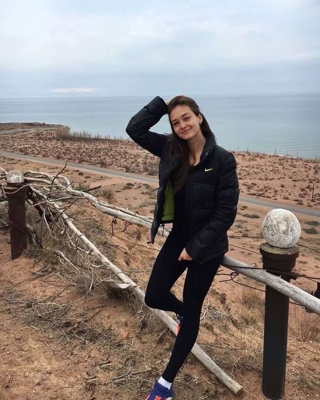 Tampil tanpa makeup, penampilan Anna ini terlihat memikat. Foto: Instagram @anutabulanova