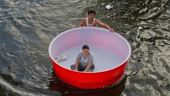 Perahunya berbentuk seperti mangkok raksasa. Foto: Internet