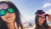 Tak cuma sendiri, Adel juga selfie bersama temannya. (Instagram/@adelinaakhmetova)