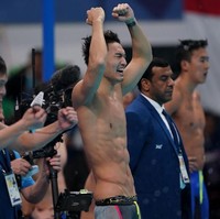 Atlet renang China He Xinyu merayakan kemenangannya setelah memenangkan final 4x100 meter di hari keenam Asian Games 2018. Perut sixpack-nya bisa bikin para pria iri nih. (Foto: Getty Images)