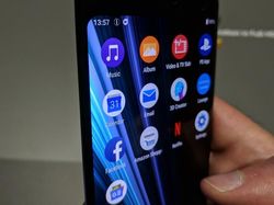 Melihat Ponsel Flagship Xperia XZ3 dari Dekat