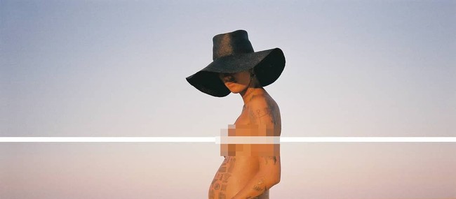 Inilah penampilan Fahrani saat mengumumkan kehamilannya. Mengunggah foto hanya memakai topi wide brim yang menutupi wajahnya, Fahrani berpose memamerkan perut hamilnya yang sudah berusia 20 minggu. Foto: Instagram @favelamunk