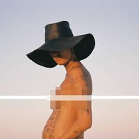 Inilah penampilan Fahrani saat mengumumkan kehamilannya. Mengunggah foto hanya memakai topi wide brim yang menutupi wajahnya, Fahrani berpose memamerkan perut hamilnya yang sudah berusia 20 minggu. Foto: Instagram @favelamunk