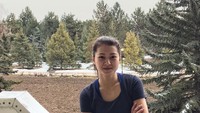 Adelina juga suka berwisata alam. Ini saat gadis cantik ini jalan-jalan di Issyk Kul Lake, Kirgistan. (Instagram/@adelinaakhmetova)