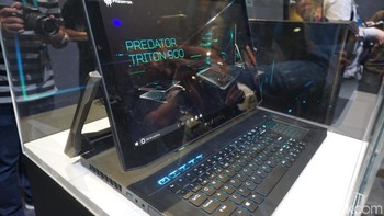 Laptop ini memiliki hinge yang memungkinkan layarnya bergerak dan menghadap ke banyak arah. Foto: Muhamad Imron Rosyadi/detikINET