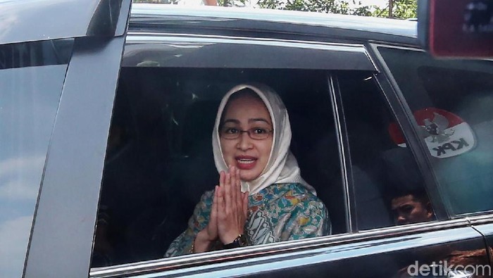 Wali Kota Tangsel Airim Rachmi Diany mendatangi kantor KPK, Jumat (31/8). Airin mengaku diminta masukan terkait draft rencana nasional pencegahan korupsi.
