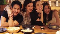 Masih bersama teman-teman perempuannya, begini senyum manis Jirayu usai menyantap makanan. Foto: Instagram godfather1632