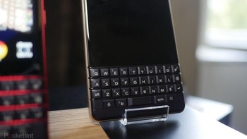 Tampak keyboard fisiknya terlihat nyaman digunakan. Tapi tentu saat ini, sudah tak begitu banyak yang menginginkan fitur yang satu ini. Foto: Pocket Lint