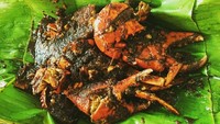 Kalau kepiting asap yang ini cangkangnya sudah digeprek jadi gampang mengambil daginngnya. Pastikan kolesterol aman ya saat mau makan kepiting. Supaya tak jadi masalah usai makan enak. Foto : instagram @yannie_ester