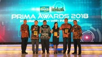 Direktur Funding & Sales Distribution Diza Larentie menerima penghargaan Prima Awards 2018 di Jakarta. Istimewa/Bank Mega.