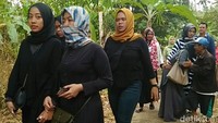 Keluarga dan rekan-rekan menghadiri pemakaman jenazah Sandha Puti Denata.