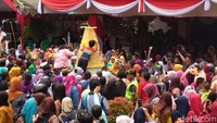 Ribuan masyrakat antusias mengikuti rangkaian prosesi mulai dari kirab pusaka hingga rebutan tumpeng agung.