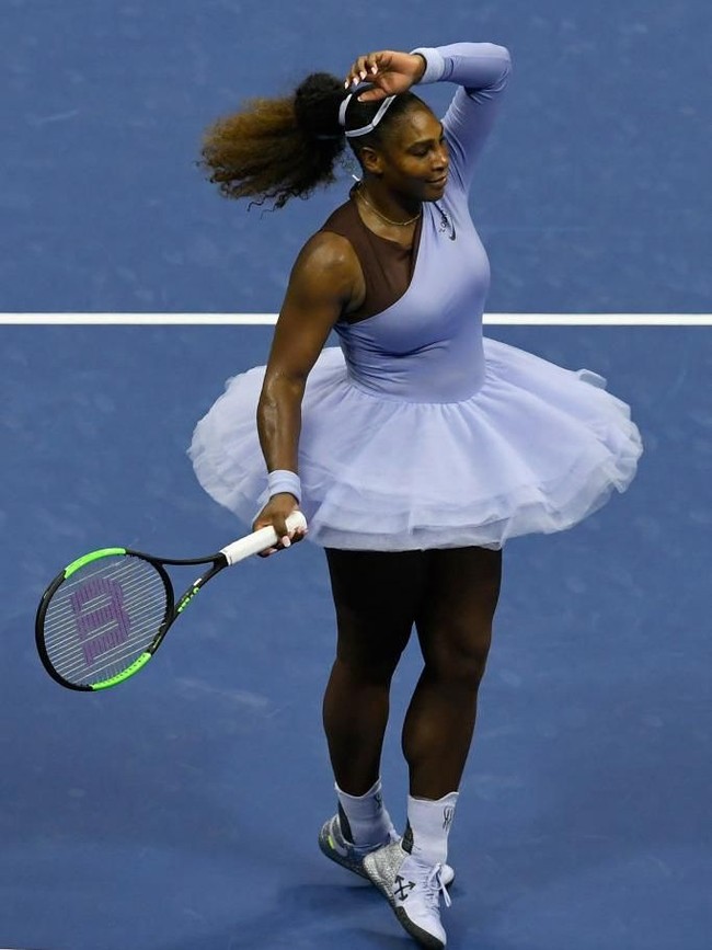 Di akhir pertandingan, Serena merayakan kemenangannya dengan ritual berputar di tempat sambil melambaikan tangan kepada para penonton di stadion. Rok tutunya pun menjuntai, menyempurnakan momen balerina Serena di salah satu turnamen Grand Slam paling bergengsi di dunia itu. (Foto: Getty Images)