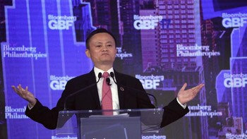 19. Pada tahun 2013, Ma mundur dari jabatannya sebagai CEO Alibaba. Di usia 48 tahun, ia mengaku sudah terlalu tua untuk mengelola perusahaan. 