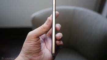 Perusahaan asal Kanada itu mentenagai ponselnya ini dengan Snapdragon 636 dengan RAM 4 GB. Memori internalnya tersedia 32 GB dan 64 GB, bila kurang tersedia slot microSD. Foto: Pocket Lint