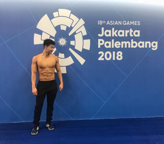 Masih dari cabor renang, atlet Raymond Lukman menyempatkan diri untuk berfoto usai bertanding. Tanpa atasan atau topless, dada bidang dan perut sixpack Ray pun terekspos. (Foto: Instagram)