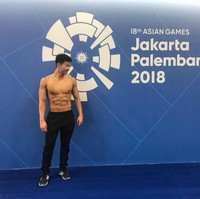 Masih dari cabor renang, atlet Raymond Lukman menyempatkan diri untuk berfoto usai bertanding. Tanpa atasan atau topless, dada bidang dan perut sixpack Ray pun terekspos. (Foto: Instagram)