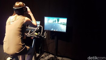 Gabungan antara virtual reality dengan sepeda statis pun dihadirkan Acer. Foto: Muhamad Imron Rosyadi/detikINET
