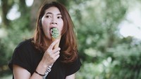 Jajan es krim matcha seperti Hattaya bisa jadi pilhan tepat. Minta es krimnya boleh tidak, Hattaya? (Instagram/@bamrunghat7)