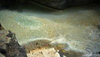 Vandalisme juga dapat dijumpai di aliran air terjun. Jangan diikuti ya traveler! (Randy/detikTravel)  